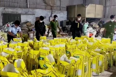 Lực lượng chức năng kiểm tra Công ty TNHH Thương mại-dịch vụ-sản xuất Trang Điền phát hiện số lượng lớn hàng hóa không rõ nguồn gốc. (Ảnh: TTXVN phát)