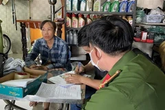 Lực lượng Công an khám xét nhà đối tượng Trần Thị Hơn, phường Vĩnh Mỹ, thành phố Châu Đốc, tỉnh An Giang. (Ảnh: TTXVN phát)
