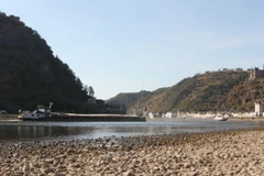 Mực nước sông Rhine tại Kaub, gần Frankfurt vào chiều 12/8. (Ảnh: Xinhua)