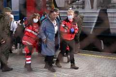 Binh sỹ và tình nguyện viên Ba Lan hỗ trợ người tị nạn Ukraine tại Przemysl ngày 27/2/2022. (Ảnh: PAP/TTXVN)