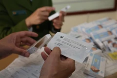 Một lô hàng sinh phẩm xét nghiệm COVID-19 không rõ nguồn gốc bị lực lượng chức năng thu giữ. (Ảnh minh họa: Trần Việt/TTXVN)