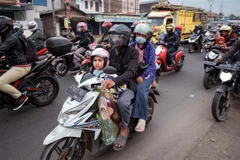 Người dân đndonesia đổ về quê đón lễ Eid al-Fitr ngày 28/4/2022. (Ảnh: AFP/TTXVN)