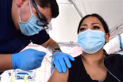 Tiêm vaccine ngừa COVID-19 tại Rosemead, California, Mỹ. (Ảnh: AFP/TTXVN)