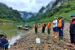 Lực lượng chức năng khẩn trương tìm kiếm hai vợ chồng mất tích trên sông Gâm. (Ảnh: Minh Tâm/TTXVN)