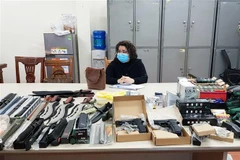 Đối tượng Vũ Thị Hạnh và tang vật. (Ảnh: Thái Thuần/TTXVN)