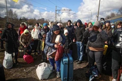 Người tị nạn rời khỏi Lviv, Ukraine tới Olkusz, Ba Lan ngày 28/2/2022. (Ảnh: PAP/TTXVN)