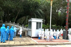 Lực lượng chức năng tại Cửa khẩu Quốc tế Thanh Thủy tiếp nhận công dân do Trung Quốc trao trả. (Ảnh: Minh Tâm/TTXVN)