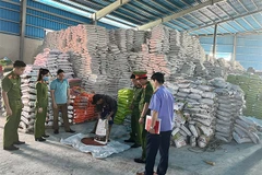 Công an thành phố Thanh Hóa kiểm tra, thu giữ phân bón giả. (Nguồn: cand.com.vn)