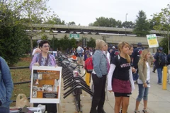 Bà Merle Evelyn Ratner (bìa trái) tại một cuộc biểu tình phản đối nhà sản xuất chất độc da cam gây hậu quả nặng nề tại Việt Nam. (Nguồn: vufo.org.vn)