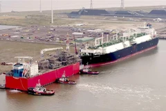 Trong ảnh: Các tàu chở khí tự nhiên hóa lỏng Golar Igloo và Eemshaven tại cảng Eemshaven ở Hà Lan. (Ảnh: lngprime.com/TTXVN)