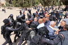 Cảnh sát Israel giải tán đám đông người Palestine trong cuộc xung đột tại đền thờ Al-Aqsa mà người Do Thái gọi là Núi Đền ở Jerusalem ngày 5/5/2022. (Ảnh: AFP/TTXVN)