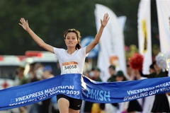 Nguyễn Thị Kim Luyến trở thành nhà vô địch cự ly 5km nữ Giải chạy VnExpress Marathon Quy Nhơn 2022. (Ảnh: Nguyên Linh/TTXVN)