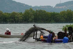  Một máy bơm hút cát dùng để khai thác phễnh trên đầm Thị Nại (Tuy Phước, Bình Định). (Ảnh: Tường Quân/TTXVN)