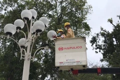 Công ty TNHH Một thành viên Chiếu sáng và Thiết bị đô thị (Hapulico) đảm bảo duy tu, duy trì, vận hành ổn định hệ thống chiếu sáng phục vụ SEA Games 31. (Ảnh: TTXVN phát)