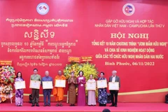 Trao bằng khen của Trung ương Hội Hữu nghị Việt Nam - Campuchia cho 6 tập thể, 10 cá nhân vì có nhiều đóng góp tích cực trong công tác “Ươm mầm Hữu nghị” giai đoạn 2012-2022. (Ảnh: Sỹ Tuyên/TTXVN)