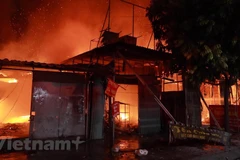 Một số người tham gia dập lửa cho biết khu vực nhà tạm đã xuống cấp, một số hộ có vật liệu dễ bắt lửa, khiến việc dập lửa gặp nhiều khó khăn. (Ảnh: Hoàng Đạt/Vietnam+)