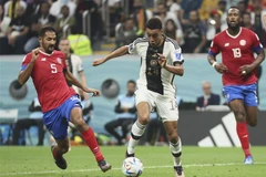 Cầu thủ Đức Jamal Musiala (giữa) đi bóng giữa các cầu thủ đội tuyển Costa Rica. (Ảnh: THX/TTXVN)