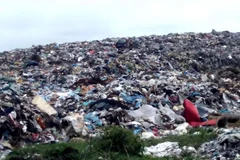 Nhiều phương tiện chở rác từ các địa phương khác đến đổ “chui” tại điểm tập kết rác trên địa bàn TP.HCM khiến thành phố càng quá tải rác thải. (Ảnh: Nguyễn Nam/TTXVN)