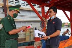 Kiểm soát tàu cá phòng, chống khai thác IUU tại Trạm kiểm soát Biên phòng Kênh Dài, Đồn Biên phòng Tây Yên trên địa bàn xã Tây Yên, huyện An Biên, Kiên Giang. (Ảnh: Lê Huy Hải/TTXVN)