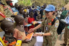 Sỹ quan của lực lượng gìn giữ hòa bình Việt Nam tặng quà cho trẻ em tại Phân khu Tây trong chuyến tuần tra và làm việc với chính quyền địa phương cùng Tư lệnh Phái bộ ở Nam Sudan (tháng 11/2020). (Ảnh: NVCC) 
