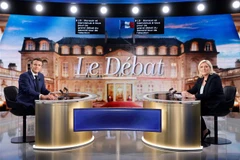 Hai ứng viên tranh cử Tổng thống Pháp vòng 2: đương kim Tổng thống Emmanuel Macron (trái) và đại diện đảng Tập hợp quốc gia, bà Marine Le Pen trong cuộc tranh luận trực tiếp trên truyền hình ngày 20/4/2022. (Ảnh: AFP/TTXVN)