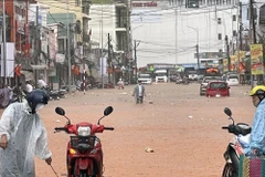 Đường Phan Đình Phùng ngập lụt nghiêm trọng sau cơn mưa chiều 1/9. (Nguồn: thanhnien.vn)
