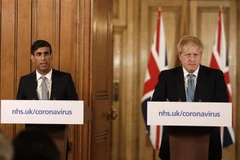 Ông Boris Johnson (phải), khi đang giữ chức Thủ tướng Anh, và Bộ trưởng Tài chính Rishi Sunak tại cuộc họp báo ở London ngày 17/3/2020. (Ảnh: AFP/TTXVN)