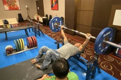 Đô cử Lê Văn Công chăm chỉ tập luyện, hướng tới tái lập thành tích huy chương vàng tại 5 kỳ ASEAN Para Games trước. (Ảnh: Hữu Chiến/TTXVN)