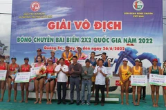 Ban tổ chức trao giải cho các vận động viên ở nội dung bóng chuyền nữ. (Ảnh: Thanh Thủy/TTXVN)