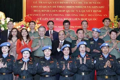 Chủ tịch nước Nguyễn Xuân Phúc và các sỹ quan Bộ Công an đi thực hiện gìn giữ hòa bình Liên hợp quốc. (Ảnh: Thống Nhất/TTXVN)