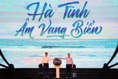 Ông Hoàng Trung Dũng, Bí thư Tỉnh ủy Hà Tĩnh và Chủ tịch UBND tỉnh Hà Tĩnh Võ Trọng Hải bấm nút khai hội. (Ảnh: Công Tường/TTXVN)