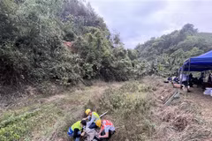 Lực lượng cứu hộ làm nhiệm vụ tại hiện trường vụ rơi máy bay của hãng hàng không China Eastern Airlines tại khu tự trị dân tộc Choang Quảng Tây, Trung Quốc, ngày 22/3/2022. (Ảnh: THX/TTXVN)