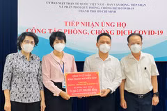 Chủ tịch Ủy ban MTTQ Việt Nam Thành phố Hồ Chí Minh Tô Thị Bích Châu cùng các đại biểu tiếp nhận máy tạo oxy hỗ trợ công tác phòng, chống dịch COVID-19. (Ảnh: hcmcpv.org.vn)