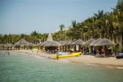 Bãi biển Hòn Tằm Nha Trang hoang sơ, trong vắt cùng sóng biển quanh năm luôn lặng yên. (Ảnh: Hồng Đạt/TTXVN)