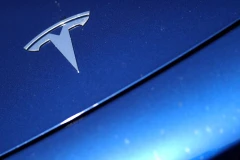 Logo Tesla trên một chiếc xe hơi ở Los Angeles, California, Mỹ. (Nguồn: Reuters)