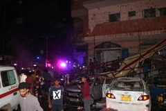 Hiện trường một vụ đánh bom xe gần sân bay tại thành phố cảng Aden, Yemen ngày 30/10/2021. (Ảnh: AFP/TTXVN)