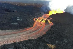 Núi lửa KiLauea trên quần đảo Hawaii phun trào dung nham ngày 11/6/2018. (Ảnh: AFP/TTXVN)