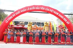 Lễ cắt băng công bố xuất khẩu lô bưởi đầu tiên của Việt Nam sang Hoa Kỳ. (Ảnh: Công Trí/TTXVN)