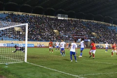 Tình huống bóng nguy hiểm trong trận đấu giữa Câu lạc bộ Nam Định và trước Đông Á Thanh Hóa trên sân vận động Thiên Trường. (Ảnh: Công Luật/TTXVN)