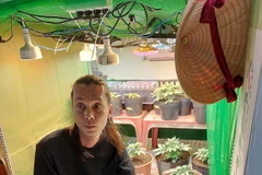 Đối tượng Trần Quang Việt và tang vật bị thu giữ. (Nguồn: baocantho.com.vn)​