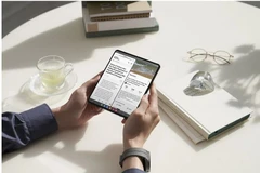 Mẫu Samsung Galaxy Z Fold4 màu đen huyền. (Nguồn: Samsung)
