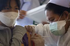 Nhân viên y tế tiêm vaccine ngừa COVID-19 cho người dân tại Pattani, Thái Lan. (Ảnh: AFP/TTXVN)