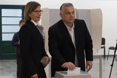Thủ tướng Hungary Viktor Orban (phải) và phu nhân bỏ phiếu trong cuộc bầu cử Quốc hội tại điểm bầu cử ở Budapest ngày 3/4/2022. (Ảnh: THX/TTXVN)