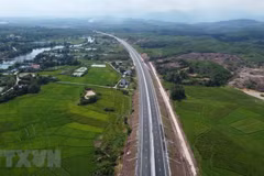 Cao tốc Vân Đồn-Móng Cái chạy qua những cánh đồng xanh mát mắt của huyện Hải Hà. (Ảnh: Huy Hùng/TTXVN)