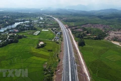 Cao tốc Vân Đồn-Móng Cái chạy qua những cánh đồng xanh mát mắt của huyện Hải Hà. (Ảnh: Huy Hùng/TTXVN)