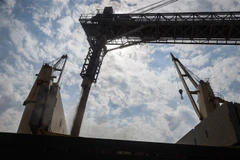 Chuyển ngũ cốc lên tàu để xuất khẩu sang Ethiopia tại khu cảng ở Yuzhne, phía đông Odessa (Ukraine) bên bờ Biển Đen, ngày 14/8/2022. (Ảnh: AFP/TTXVN)