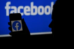 Biểu tượng Facebook trên màn hình điện thoại di động tại in Arlington, Virginia, Mỹ. (Ảnh: AFP/TTXVN)