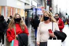 Người dân đeo khẩu trang phòng dịch COVID-19 tại London, Anh, ngày 26/12/2021. (Ảnh: THX/TTXVN)