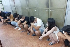 Nhóm đối tượng được xác định dương tính với ma túy bị tạm giữ tại cơ quan công an. (Ảnh: TTXVN phát)