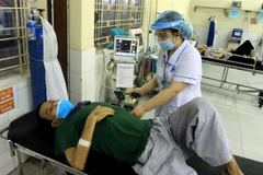 Cán bộ y tế của Bệnh viện Đa khoa tỉnh Thái Bình khám bệnh cho người dân. (Ảnh: Thế Duyệt/TTXVN)